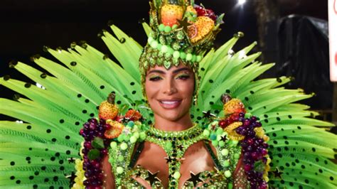 Musa da Mocidade, Aline Mineiro revela sexo pré.